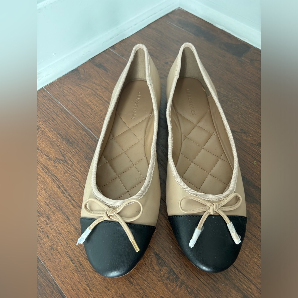 NWOT Aerosoles cap toe flat